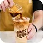 Menuangkan kopi